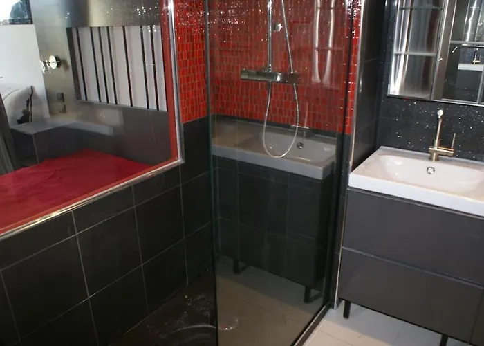 12, Héliopolis J Au Village Naturiste