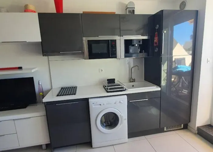 12, Héliopolis J Au Village Naturiste